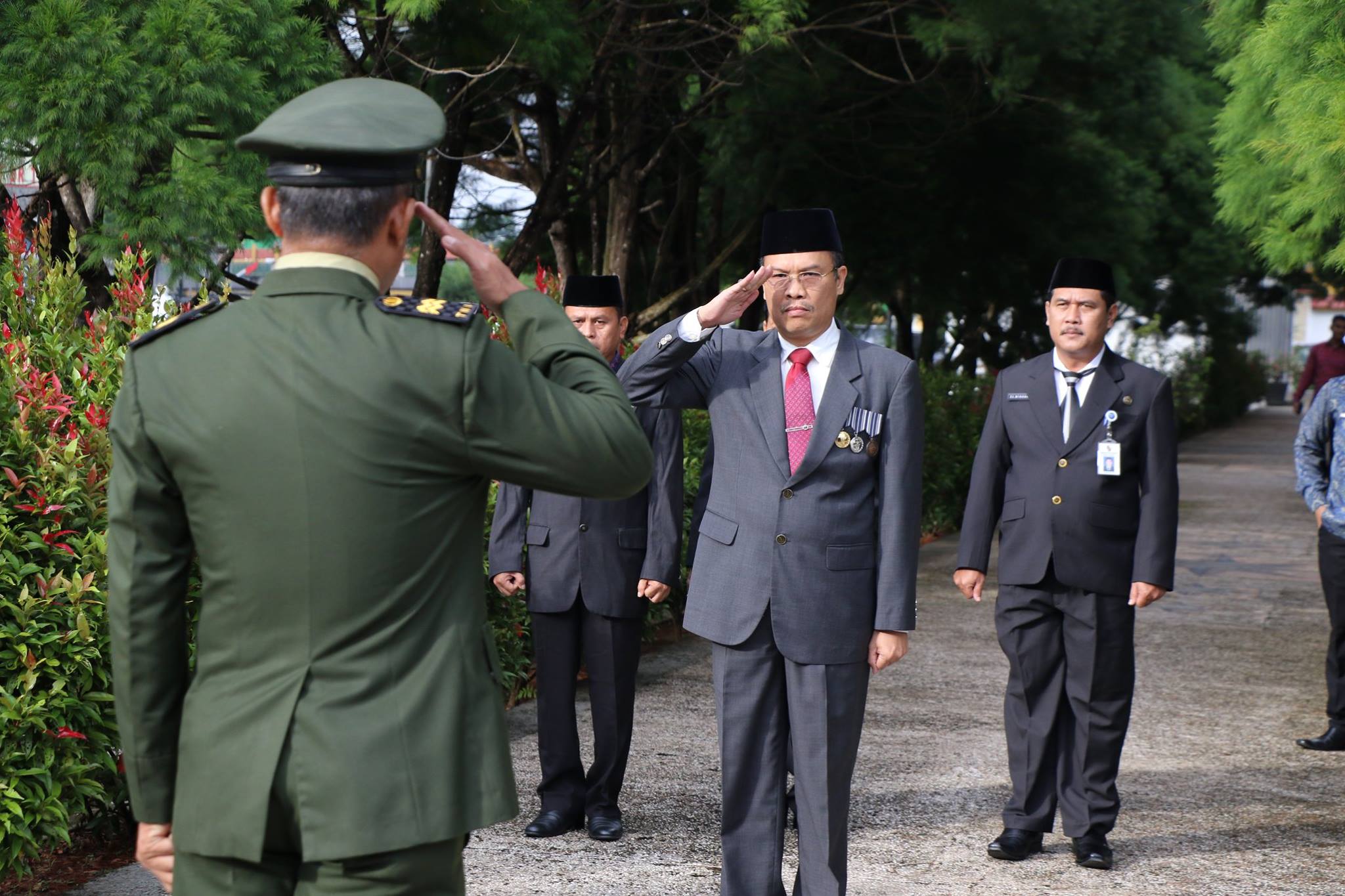 Assiten I Pemerintah Kota Drs.H.Azwan,M.Si Memberi Hormat saat tiba di tempat Upacara Ziarah Nasional dan Tabur Bunga Memperingati Hari Pahlawan Ke-73 Tahun 2018 Kota Pekanbaru.