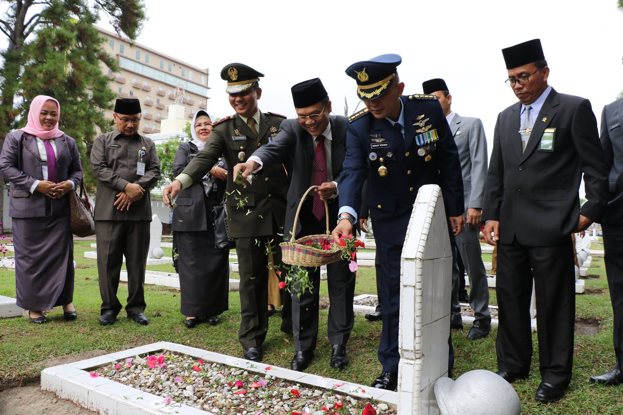 Ziarah dan Tabur Bunga Memperingati Hari Pahlawan Ke-73 Tahun 2018 Kota Pekanbaru.