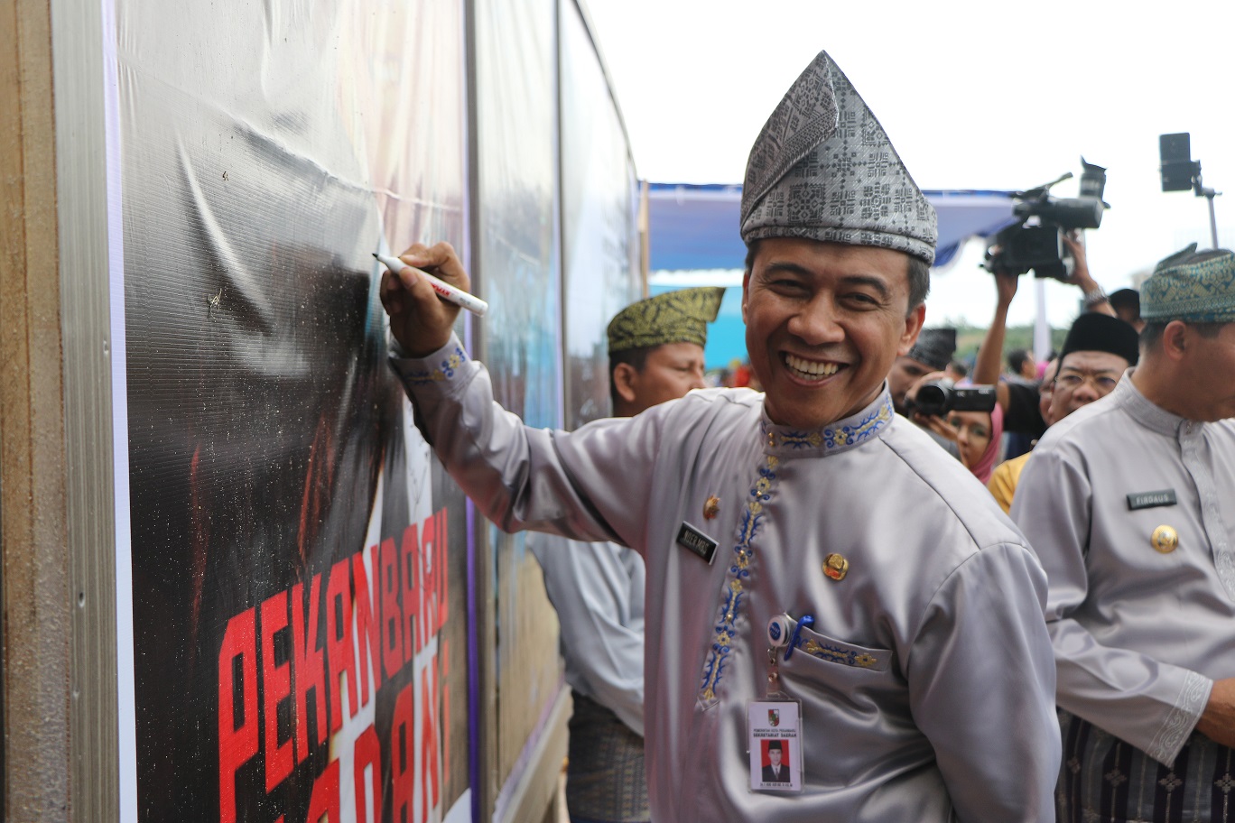 Sekretaris Daerah Pekanbaru Drs Mohd Noer MBS SH MSi MHmembubuhkan tanda tangan saat peresmian Perkantoran Walikota di Tenayan Raya