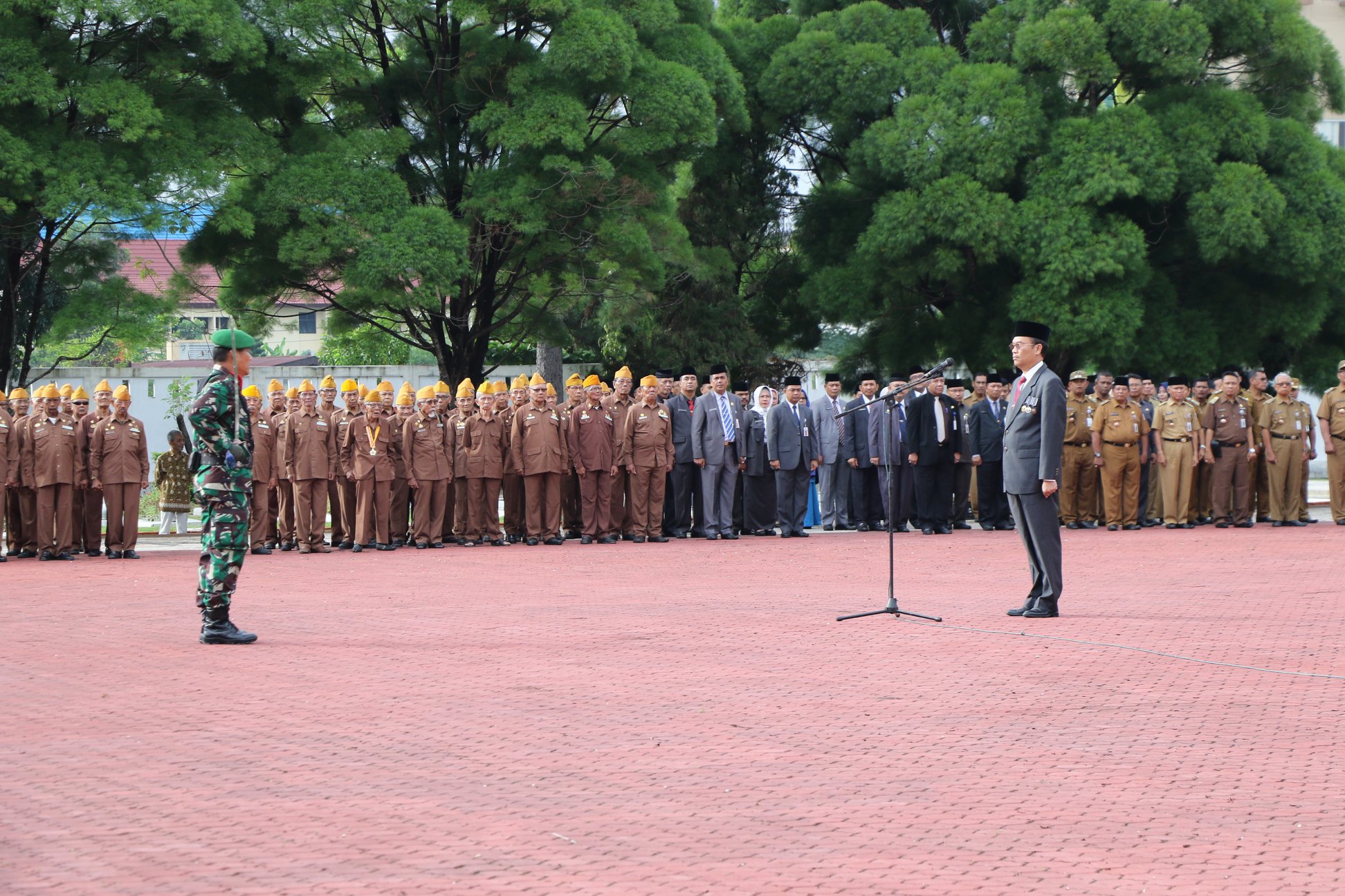 Assiten I Pemerintah Kota Drs.H.Azwan,M.Si Menjadi Inspektur Upacara Ziarah Nasional dan Tabur Bunga Memperingati Hari Pahlawan Ke-73 Tahun 2018 Kota Pekanbaru.