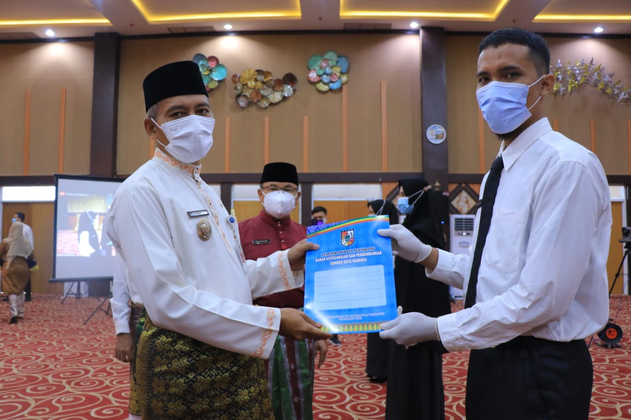 Wakil Walikota Pekanbaru H.Ayat Cahyadi, S,Si menyerahkan SK CPNS formasi umum 2019