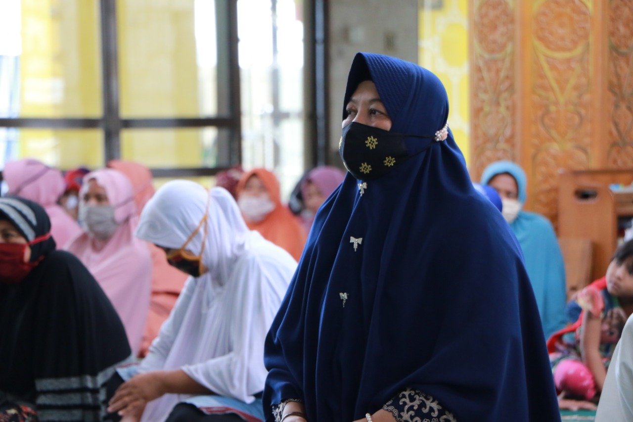 Istri Wawako mendengar kan kata sambutan dari wawako kepada jamaah