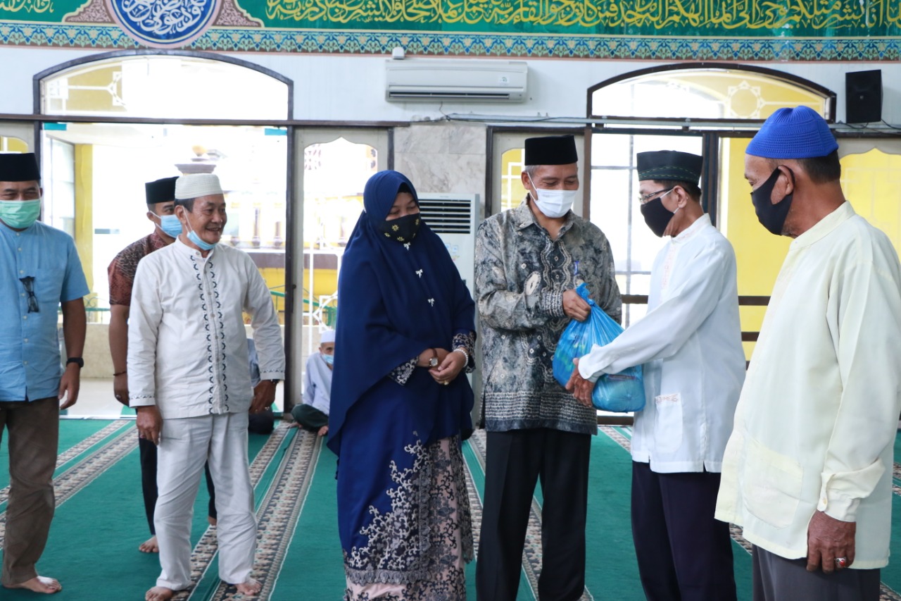 Wakil Walikota Pekanbaru Ayat Cahyadi berserta Istri menyerahkan Sembako kepada kaum Dhuafa