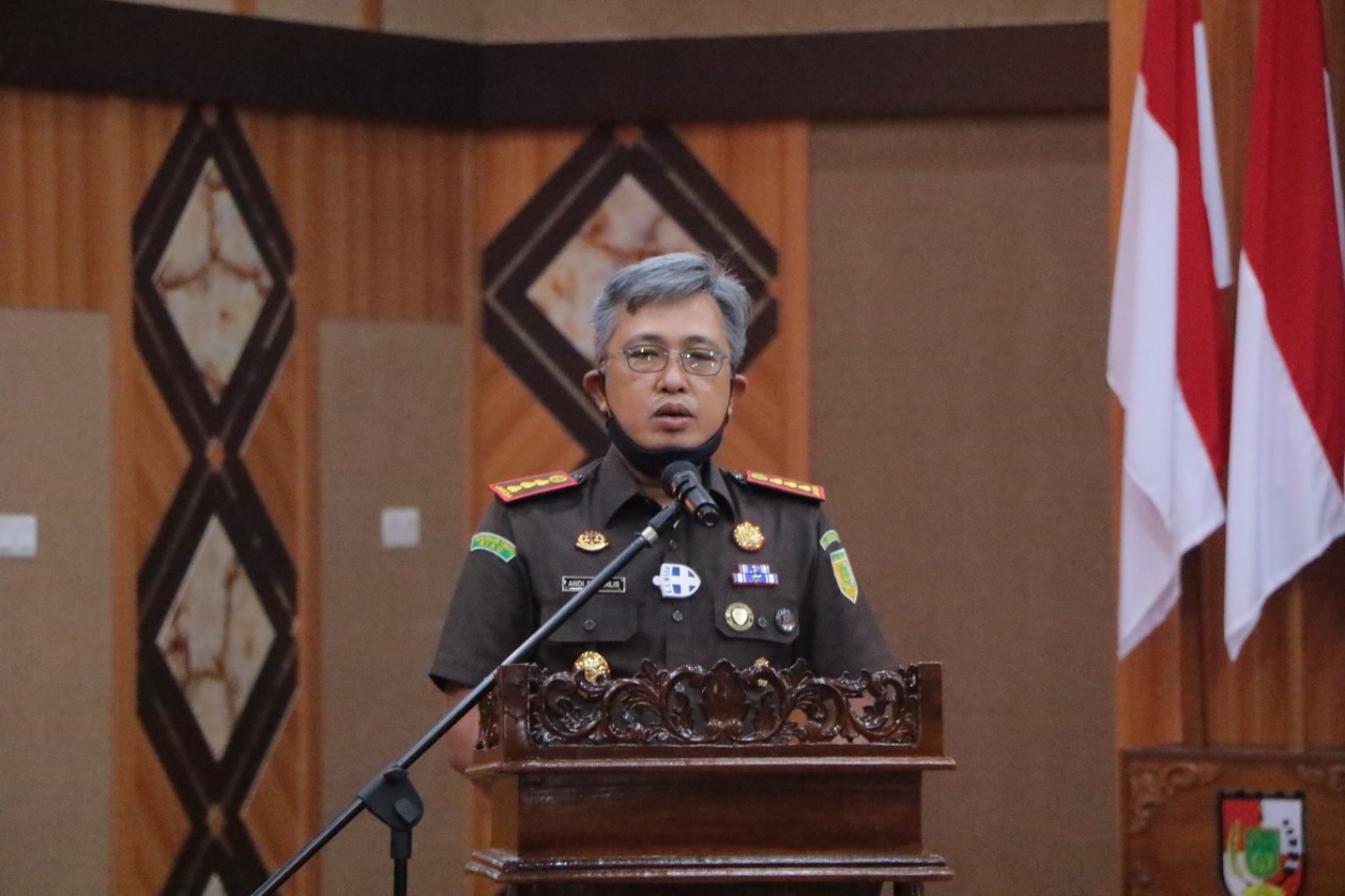 Kajari Pekanbaru Andi Suharlis memberi Arahan.