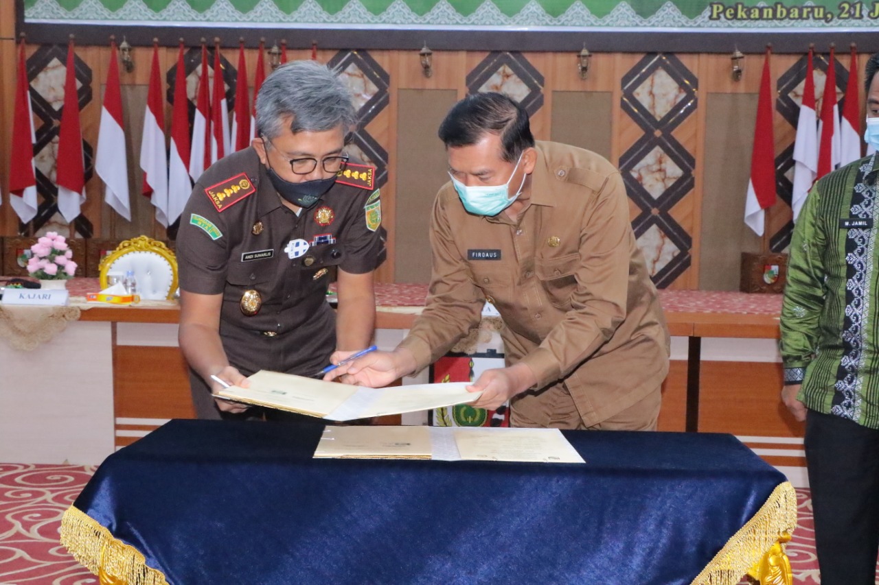 Penandatanganan MoU Pemerintah Kota Pekanbaru bersama Kajari Pekanbaru