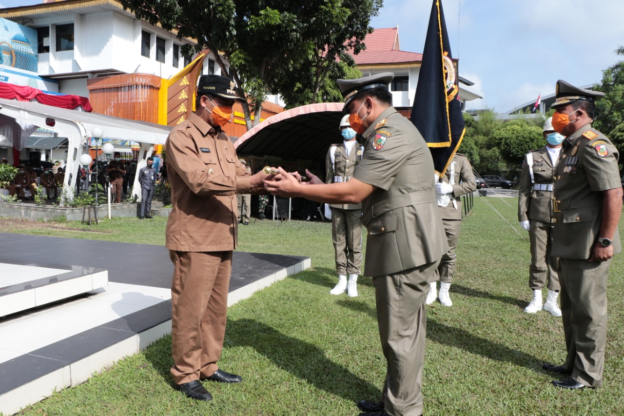 Walikota Pekanbaru Menyerahkan Tongkat Komando Satpol PP kepada Iwan Samuel Parlindungan Simatupang Sebagai Kepala Satuan Polisi Pamong Praja Kota Pekanbaru.