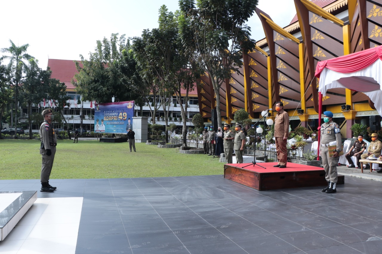 Walikota Pekanbaru Menjadi Pemimpin Apel serah Terima Jabatan kepala satuan polisi pamong praja kota Pekanbaru.