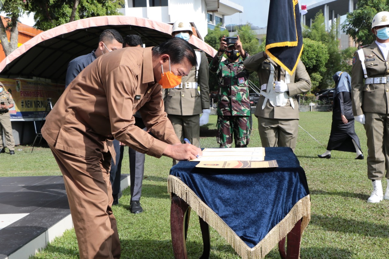 Walikota Pekanbaru Firdaus menandatangani Berita Acara Serah Terima Jabatan Kasatpol PP Pekanbaru.