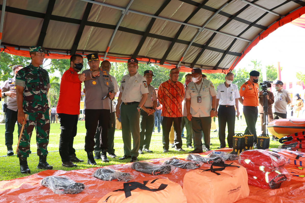 Pj Walikota Pekanbaru di dampingi Kapolresta Pekanbaru dan Dandim Pekanbaru meninjau kesiapan Alat untuk penanggulangan bencana di Kota Pekanbaru.