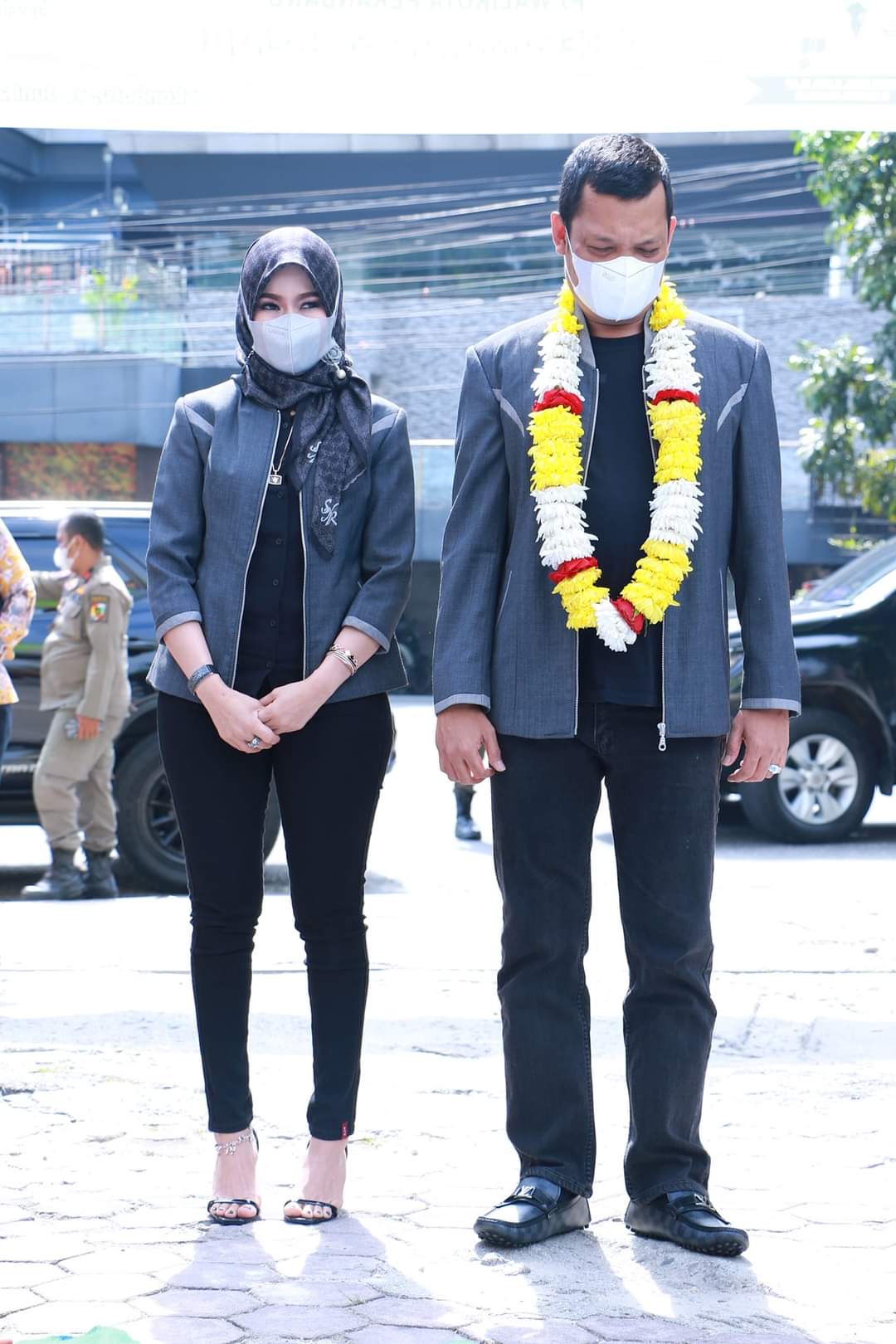 Pj Walikota Pekanbaru bersama istri menghadiri langsung "Kadoku KTP-EL Hebat di Kantor Camat Sukajadi,