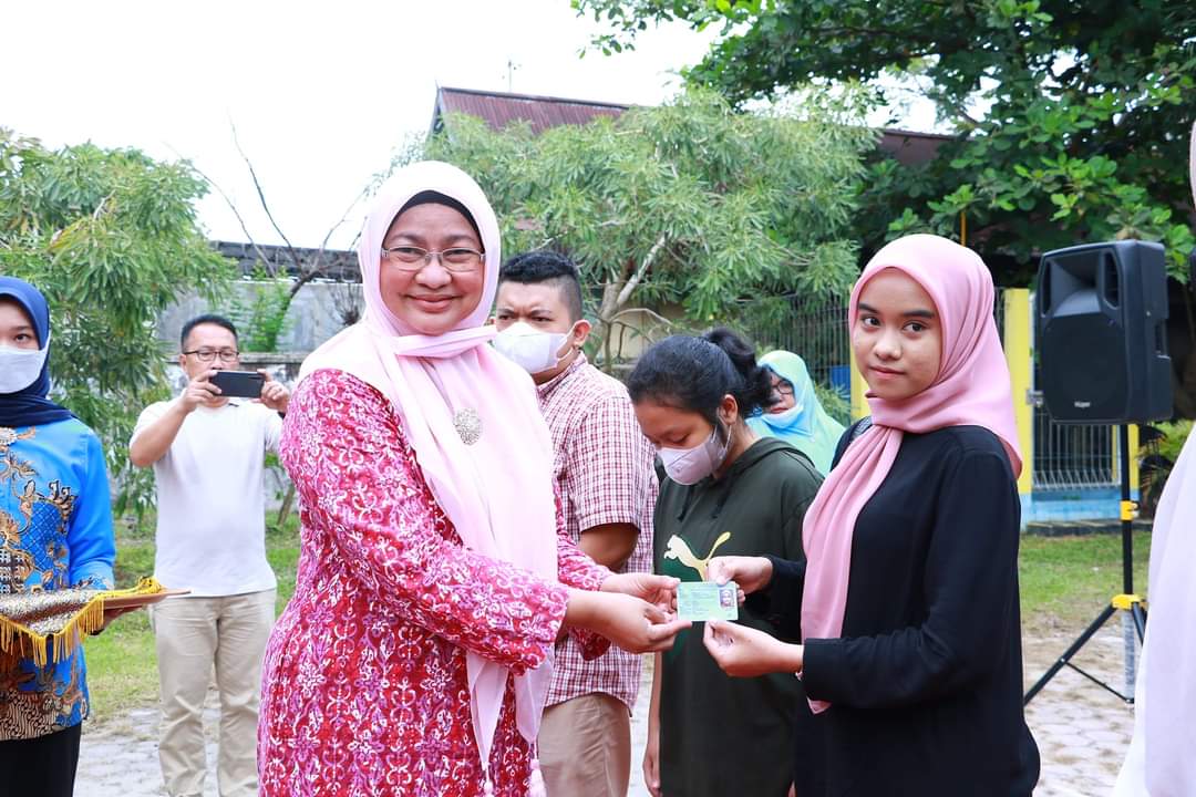 KADISDUKCAPIL Pekanbaru Hj.irma juga memberikan langsung "Kadoku KTP-EL Hebat kepada masyarakat.