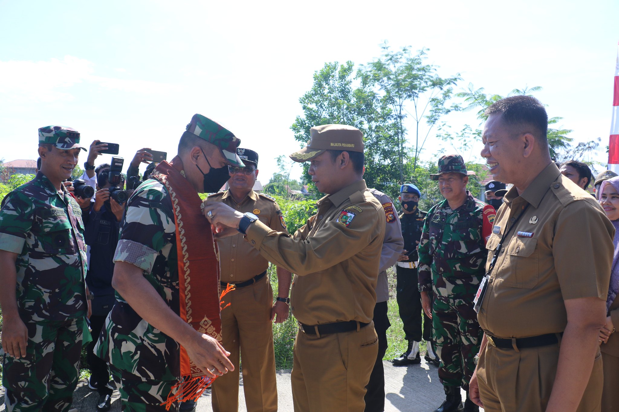Pj Wali Kota Dampingi Tim Wasev TNI AD Tinjau Hasil Kegiatan TMMD di Kulim