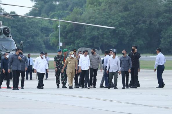 Pj. Wali Kota Pekanbaru Muflihun, S.STP., M.AP
Beserta Forkopimda Mendampingi Gubernur Riau Drs. H. Syamsuar, M.Si Mengantar Keberangkatan Presiden Republik Indonesia Ir. H. Joko Widodo Kembali Ke Jakarta.
Bertempat di Bandara Sultan Syarif Kasim II, Kamis (05/01/2023).