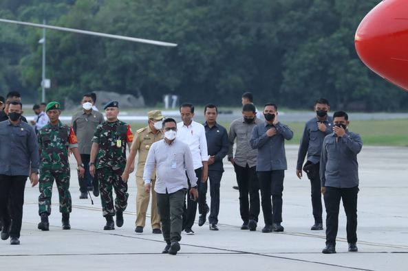 Pj. Wali Kota Pekanbaru Muflihun, S.STP., M.AP
Beserta Forkopimda Mendampingi Gubernur Riau Drs. H. Syamsuar, M.Si Mengantar Keberangkatan Presiden Republik Indonesia Ir. H. Joko Widodo Kembali Ke Jakarta.
Bertempat di Bandara Sultan Syarif Kasim II, Kamis (05/01/2023).