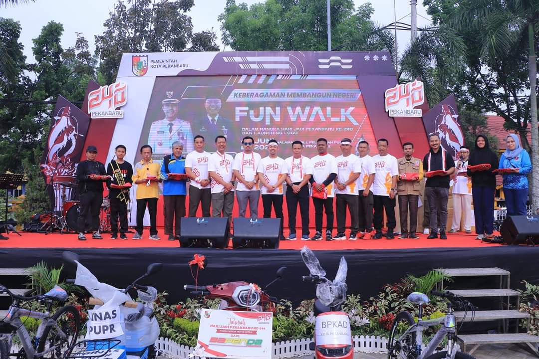 Pj Walikota Pekanbaru Risnandar Bersama Forkopimda dan Peserta Gerak Jalan Santai Berfoto Bersama.
