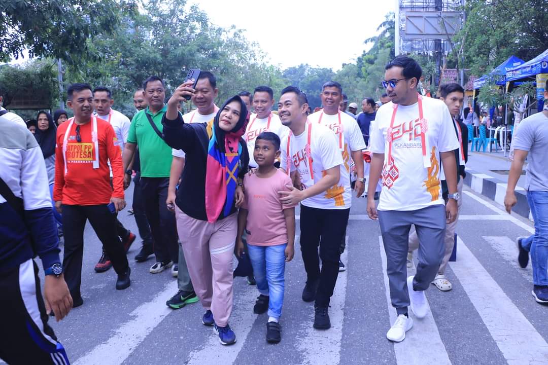 Keakraban Pj Walikota Pekanbaru Risnandar Mahiwa Bersama Masyarakat .
