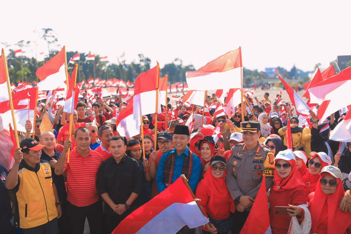 Sekretaris Daerah Kota Pekanbaru Indra Pomi Nasution Foto bersama Para Peserta Gerakan Pembagian Bendera Merah Putih.