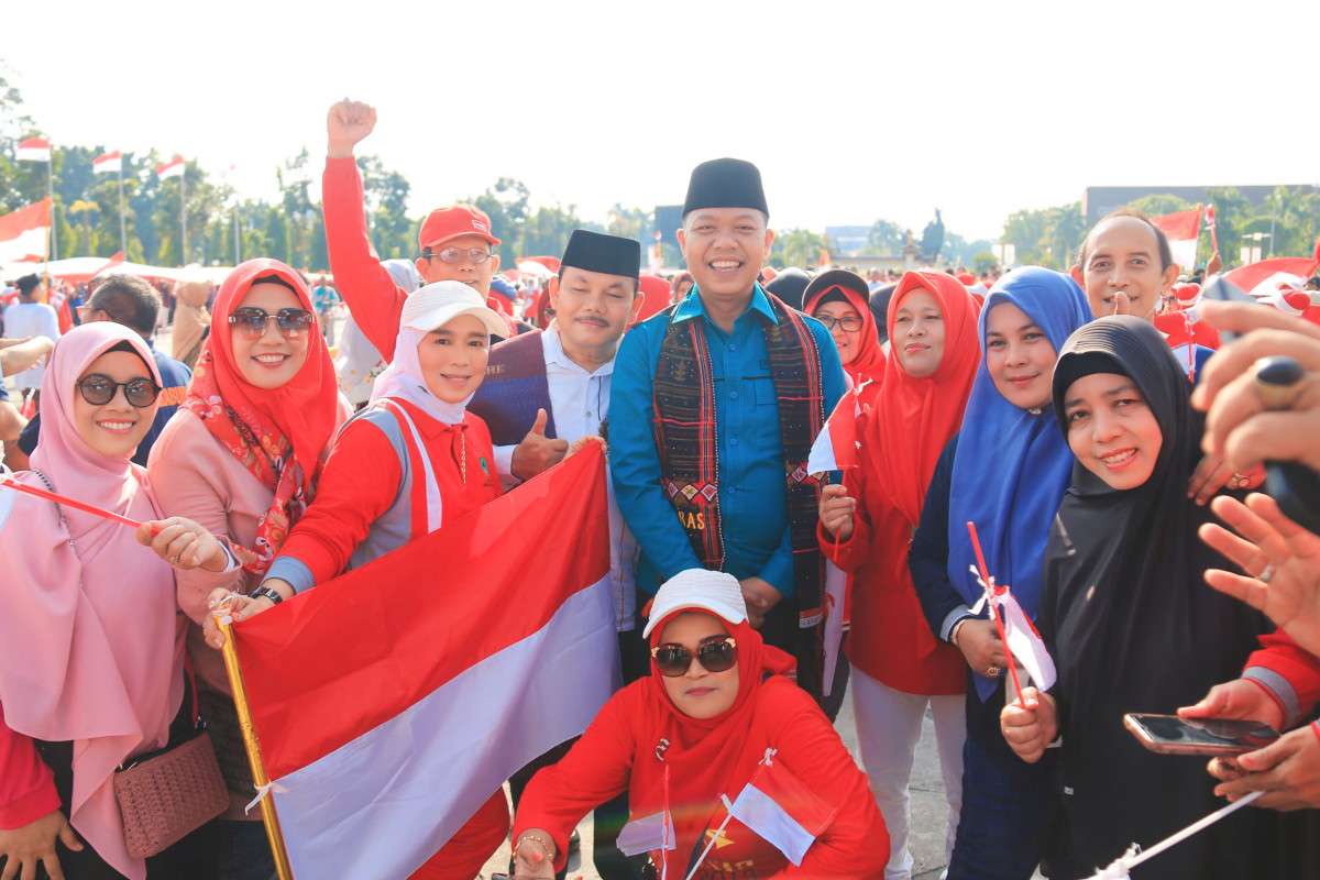 Foto Bersama Sekdako dan Istri dengan Para Peserta Gerakan Pembagian Bendera Merah Putih.