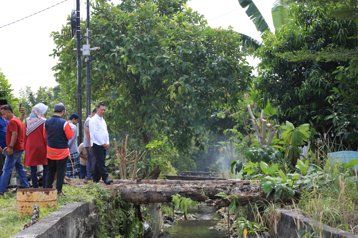 Sekretaris Daerah Kota Pekanbaru, Indra Pomi Nasution meninjau Langsung jembatan rusak di perumahan yang ada di RT 01 RW 09, Kelurahan Air Putih, Kecamatan Tuah Madani, Kota Pekanbaru.