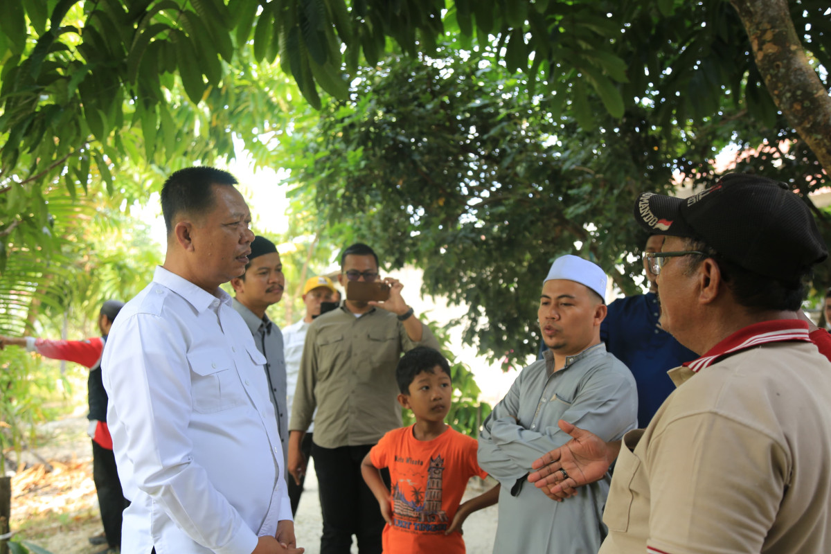 Sekretaris Daerah Kota Pekanbaru Indra Pomi Berdialog langsung dengan Masyarakat Mengenai Kejadian Jembatan Lingkungan Rusak di Kelurahan Air Putih.
