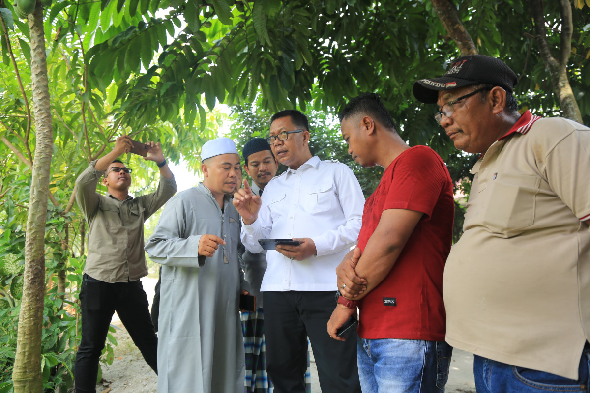 Sekdako Memberikan Penjelasan Kepada Masyarakat bahwa tim dari Dinas Perkim Kota Pekanbaru bakal menangani segera permasalahan itu. Tim dari dinas bakal turun ke lokasi pada Senin besok.