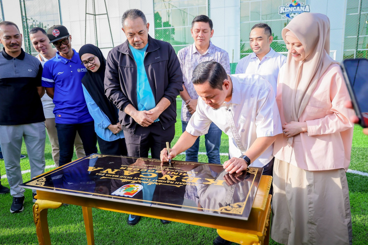 Walikota Pekanbaru Agung Nugroho meresmikan Lapangan Kencana Minisoccer di Kompleks Public Sefety Ce