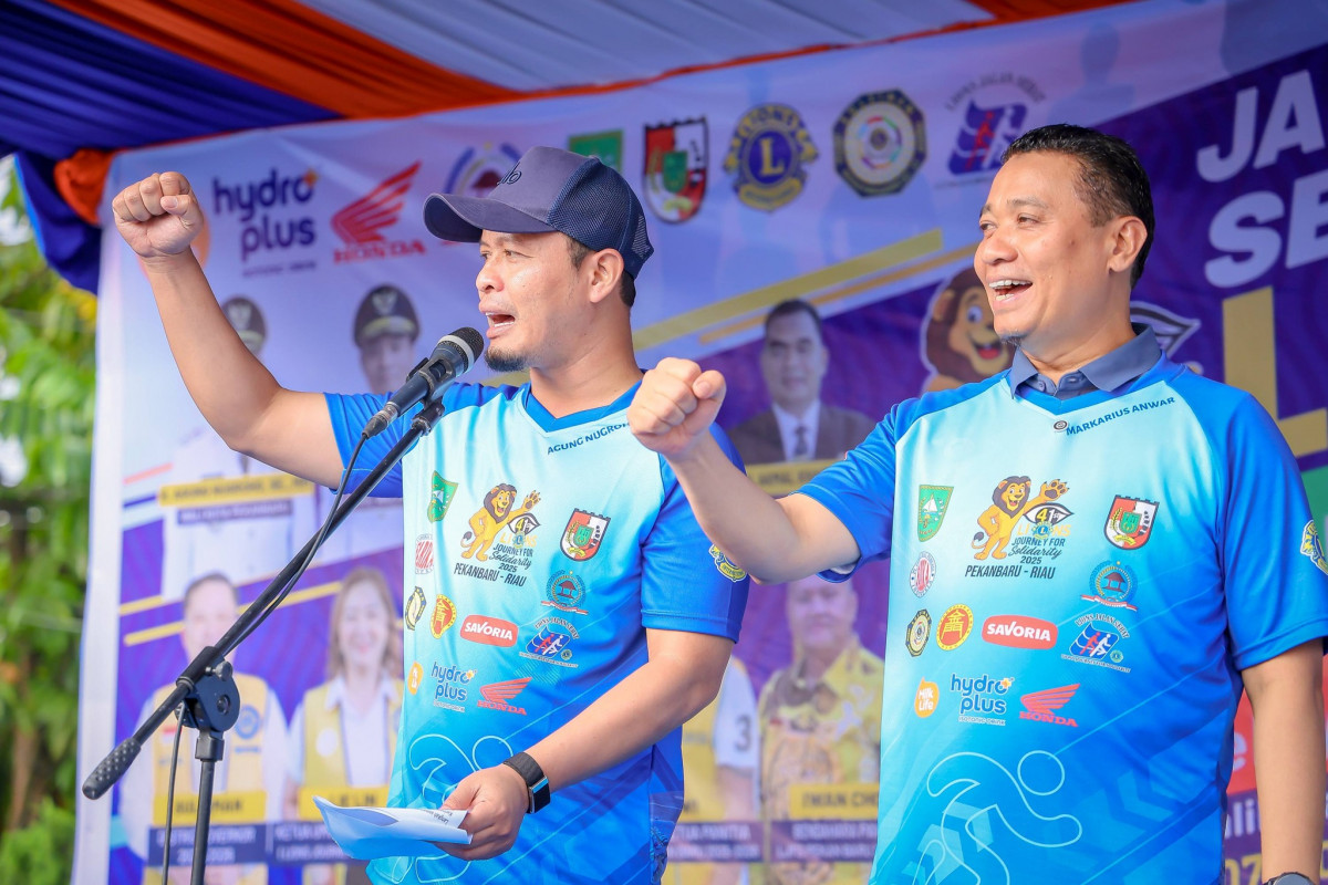 Wali Kota Pekanbaru, Agung Nugroho bersama Wakil Wali Kota Pekanbaru, Markarius Anwar memberi semang