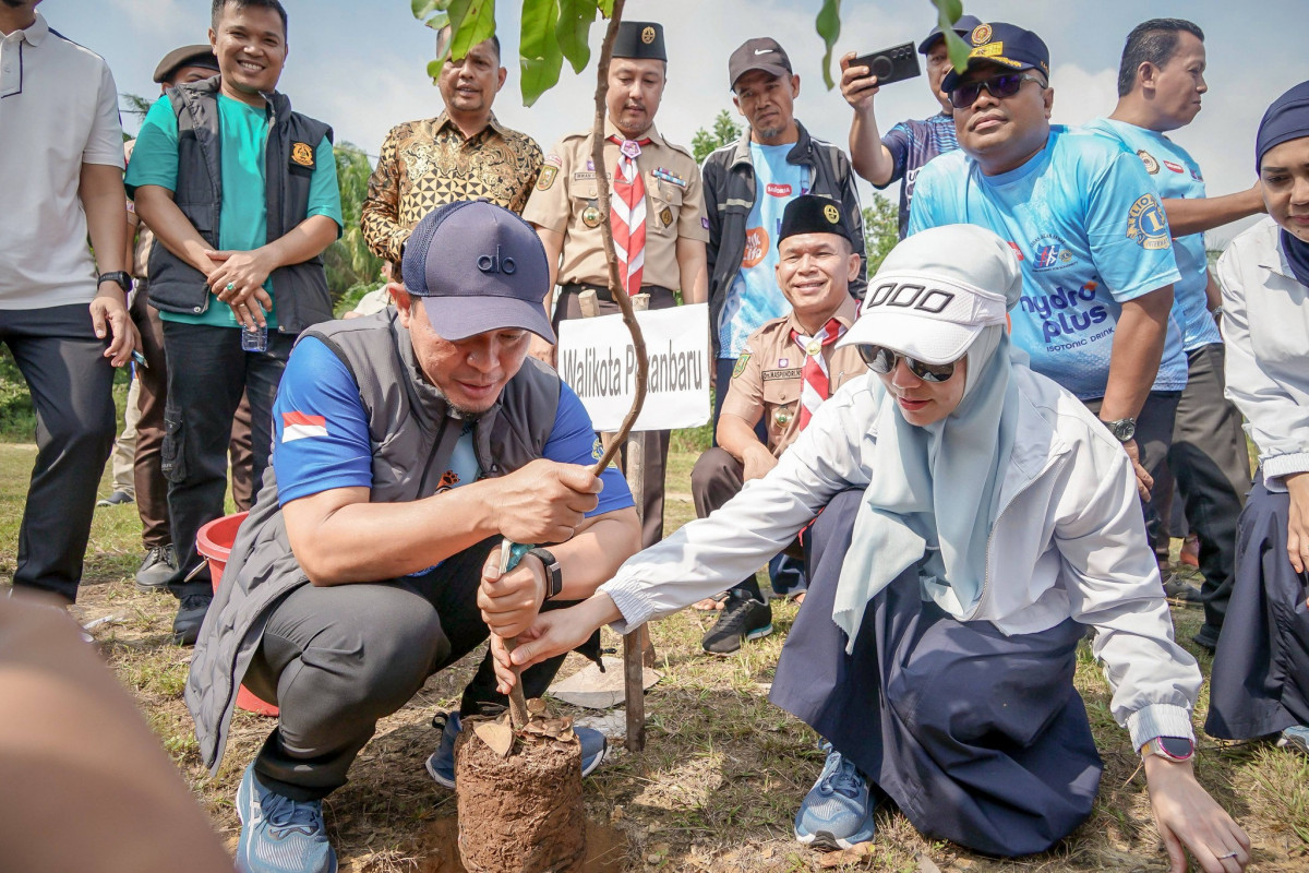Agung Nugroho dan Markarius Anwar Ikuti Penanaman 1.000 Pohon di Sport Center Kulim