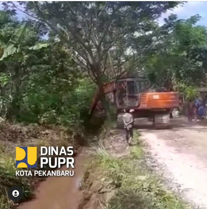 Dinas PUPR Keruk Parit di Jalan Budi Daya Tuah Madani