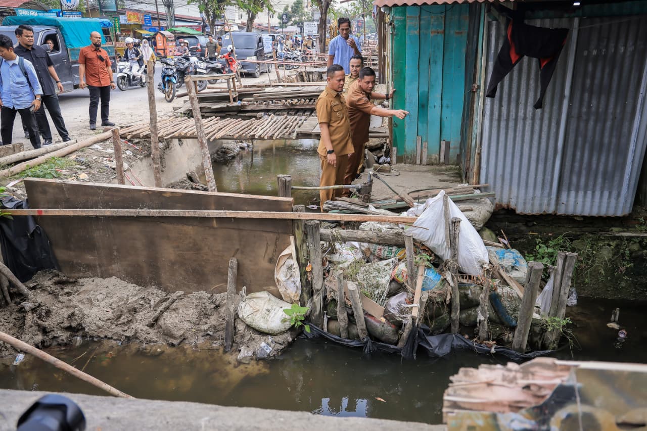 Atasi Banjir, Wali Kota Pekanbaru Dorong Progress Pembangunan Drainase di Jalan Paus