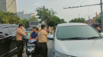 Image : Pramuka Pekanbaru Turun ke Jalan Bagikan Masker kepada Pengendara