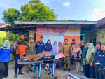 Image : Lansia Sakit dan Hidup Seorang Diri Dievakuasi Tim TRC 112 Pekanbaru