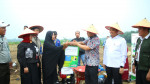 Image : Wako dan Wawako Pekanbaru Salurkan Bantuan Alsintan
