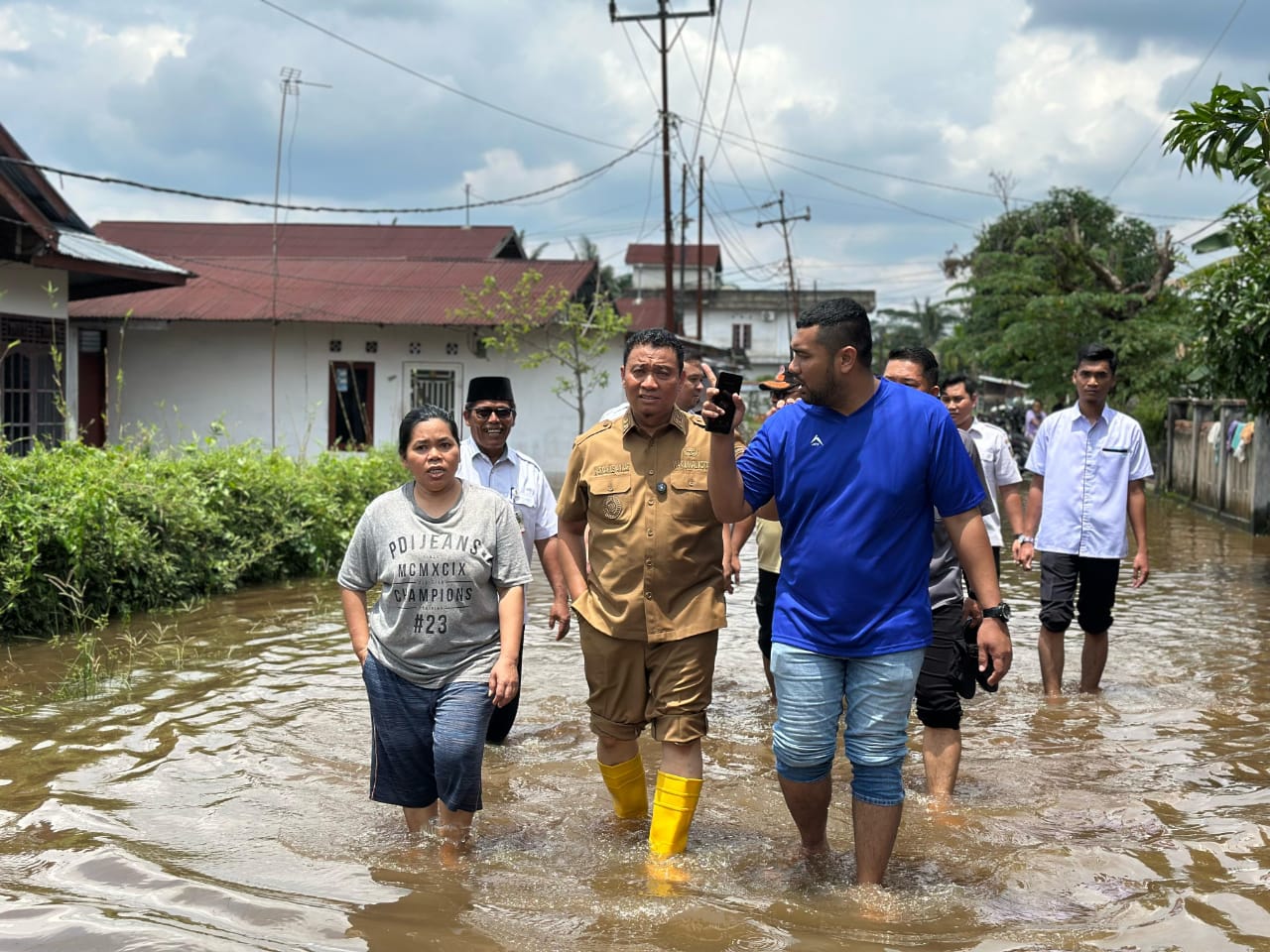 Wawako Pekanbaru Tinjau Lokasi Banjir dan Dapur Umum di Kecamatan Limapuluh