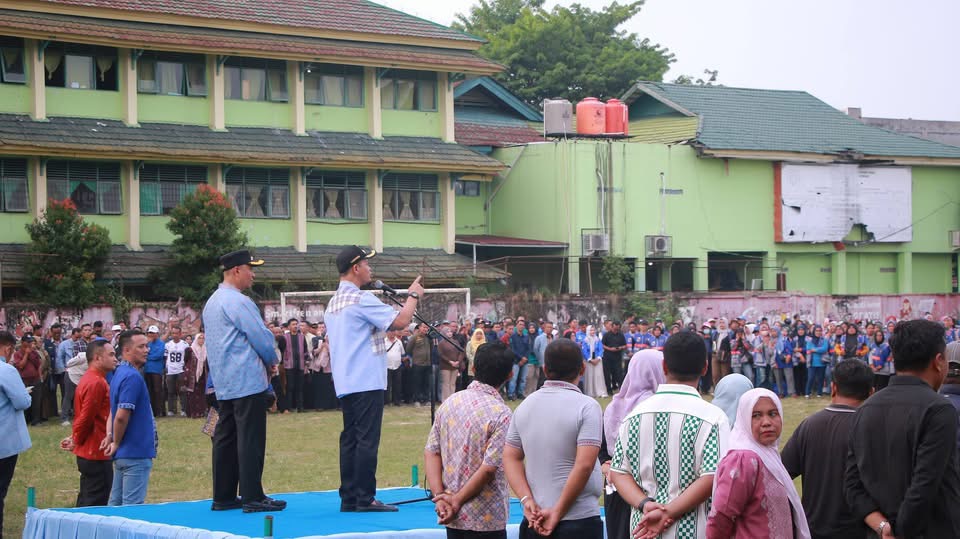 HUT ke-242 Pekanbaru, Wali Kota Serahkan Sembako untuk Petugas Kebersihan