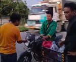 Image : Kedapatan Buang Sampah Sembarangan, Warga Kampar Adu Mulut saat Diamankan Gakkum DLHK Pekanbaru