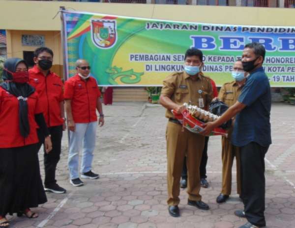 Disdik Bagikan Ratusan Paket Sembako ke Penjaga Sekolah