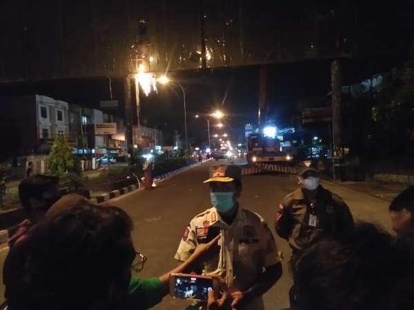 Satpol PP Potong Bando Ilegal di Tuanku Tambusai