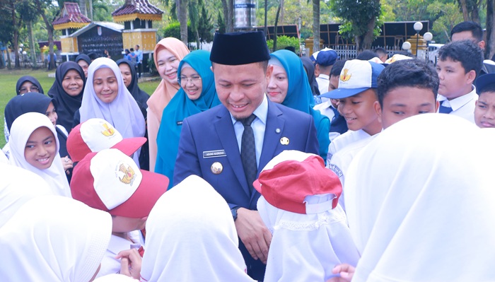 Pemko Pekanbaru Siapkan Seragam Sekolah Gratis Bagi Anak Kurang Mampu