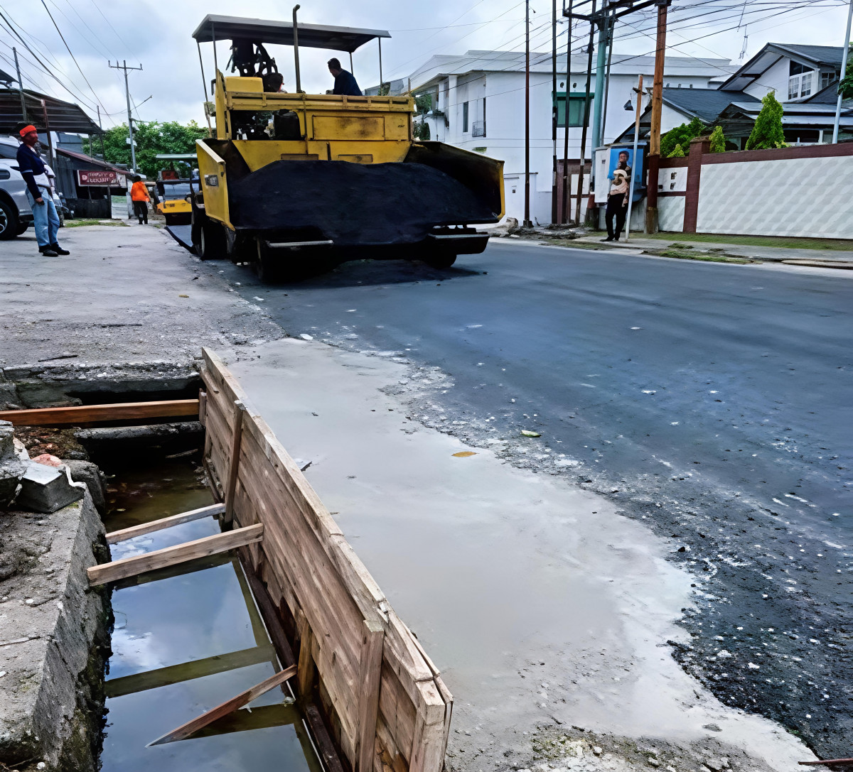 Jalan Diaspal Ulang, Pemko Pekanbaru Juga Benahi Drainase Jalan Sekolah