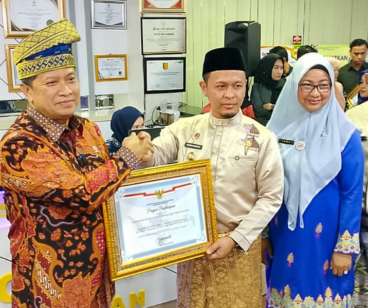 Disdukcapil Pekanbaru Raih Penghargaan Pelayanan Prima dari Kemenpan RB