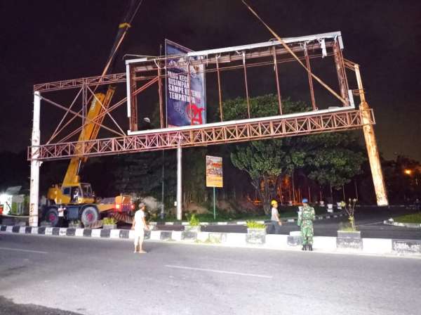 Satpol PP Potong Bando dan Tiang Reklame