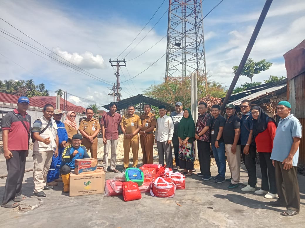Camat Kulim Dampingi Dinsos Pekanbaru Serahkan Bantuan untuk Korban Kebakaran