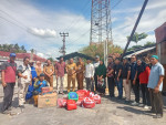 Image : Camat Kulim Dampingi Dinsos Pekanbaru Serahkan Bantuan untuk Korban Kebakaran