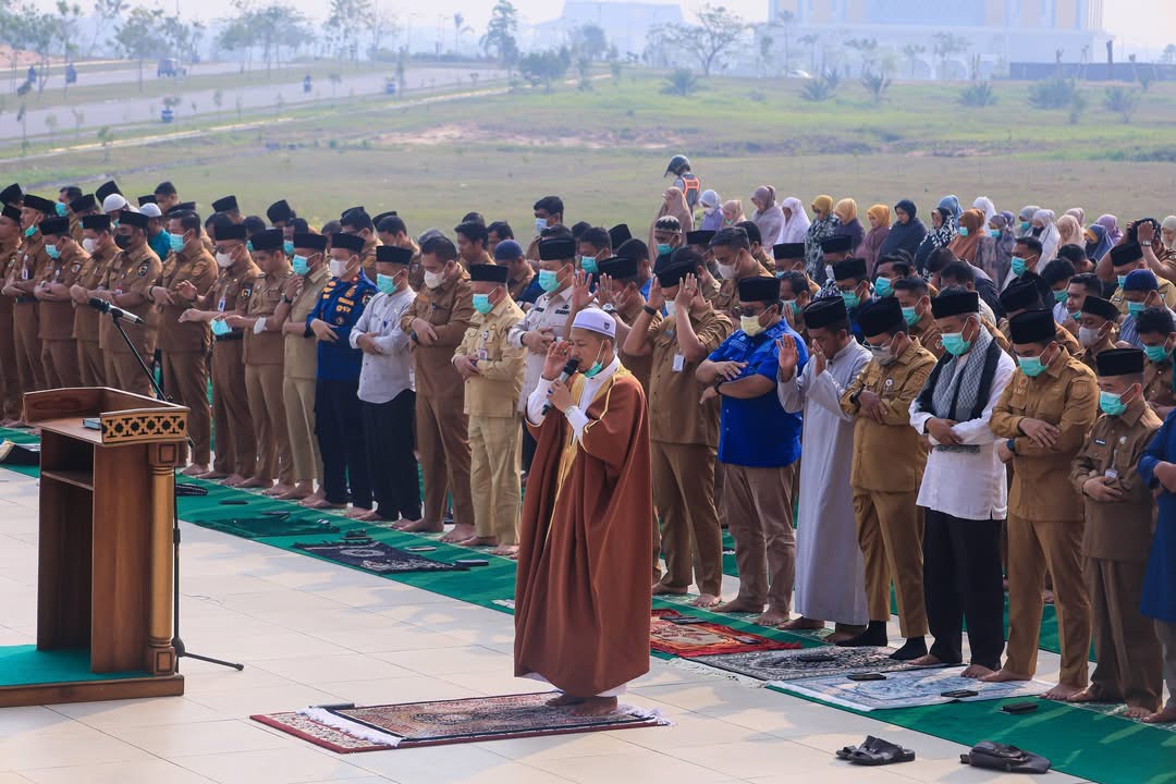 Bersujud Memohon Hujan, Sekdako Pekanbaru Salat Istisqa Bersama Ratusan Pegawai