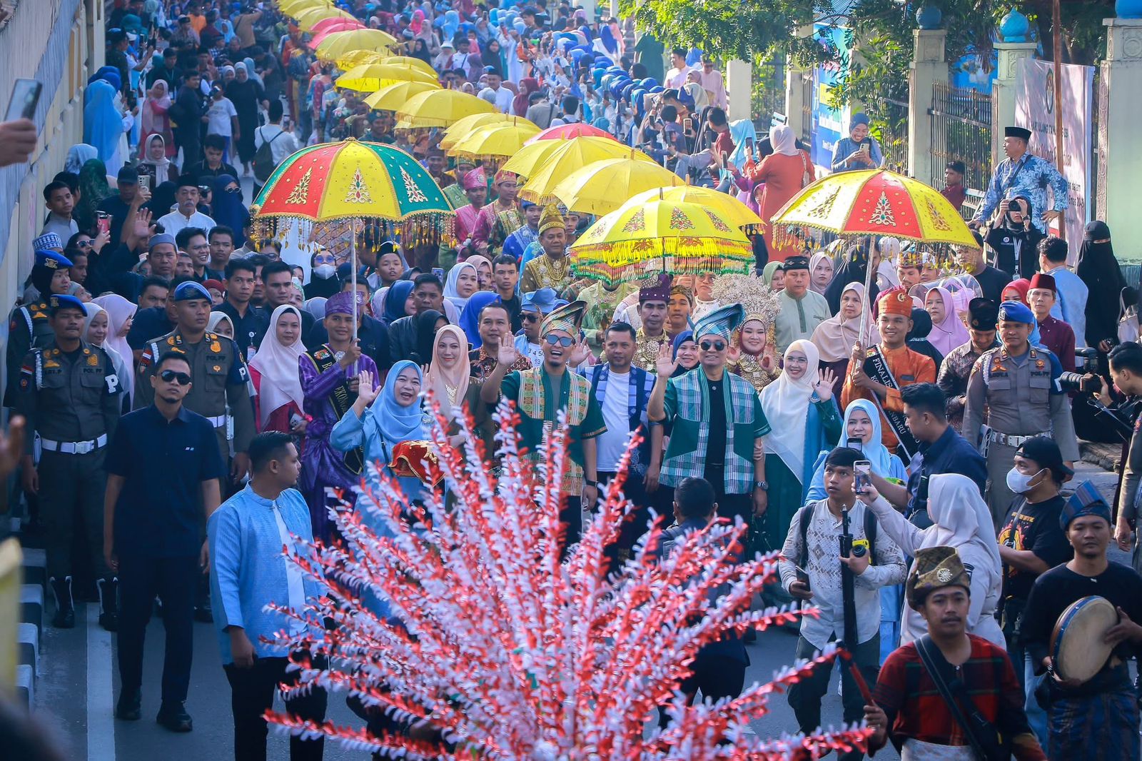 Diikuti 71 Pasangan, Nikah Massal Pekanbaru Meriah Dipadati 10 Ribu Warga