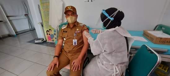 Camat Bina Widya dan Puluhan ASN Disuntik Vaksin