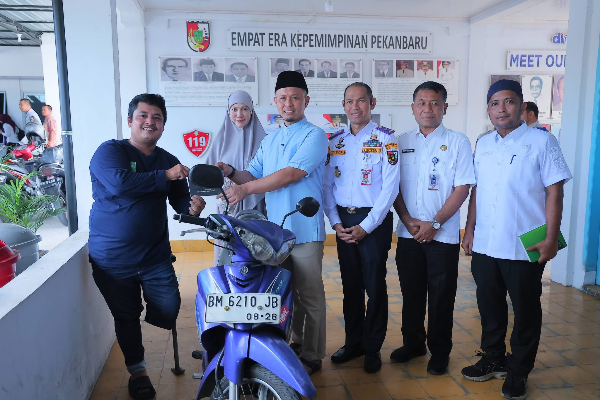 Wako Pekanbaru Serahkan Bantuan Sepeda Motor ke Warga Disabilitas