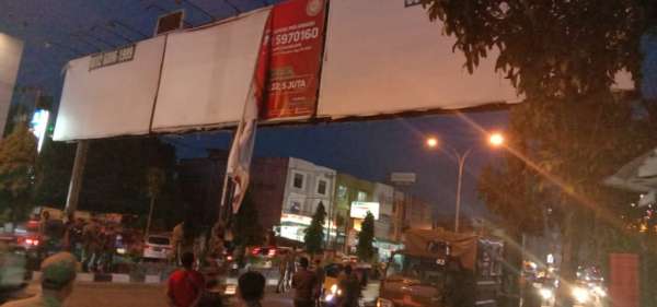 Satpol PP Copot Iklan Bando