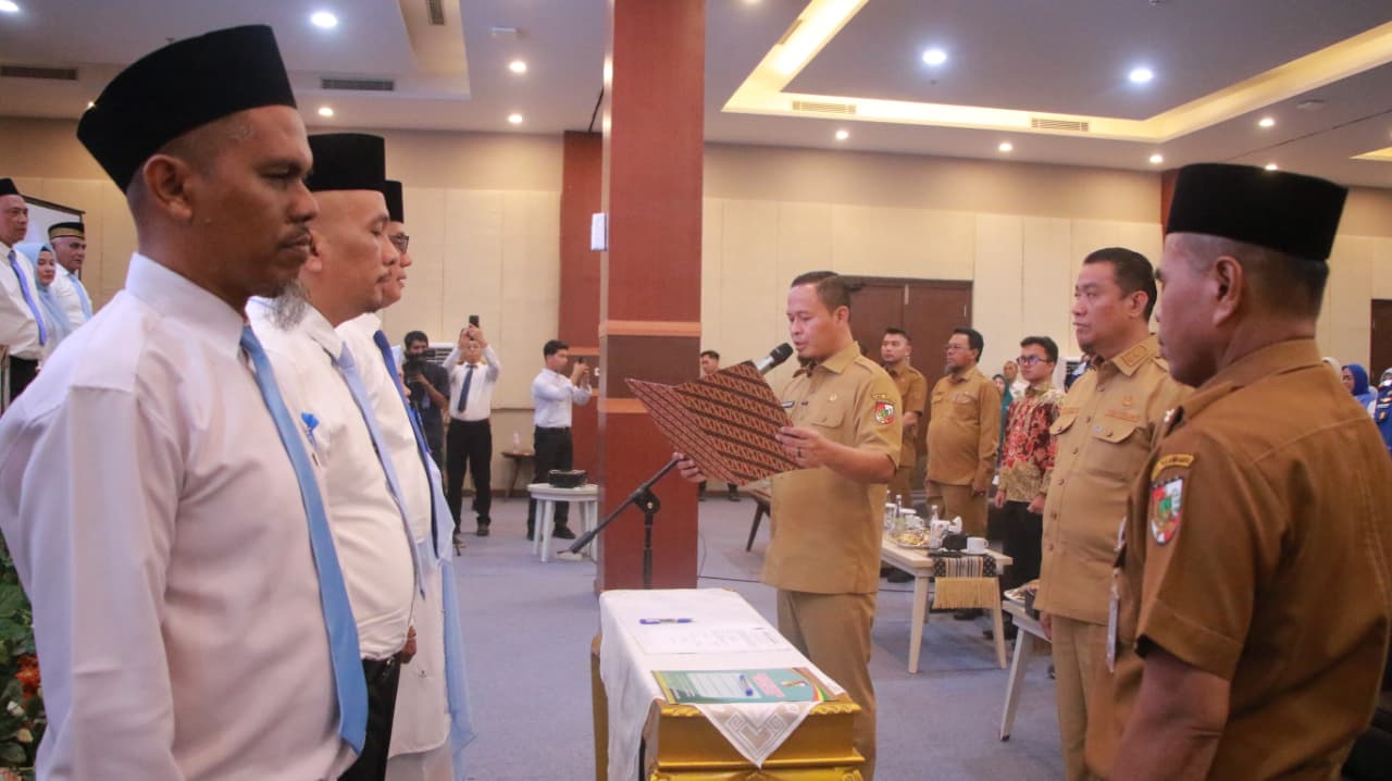 Kukuhkan Ketua RT dan RW di Limapuluh, Wako: Turun ke Tengah Masyarakat dan Bantu Warga